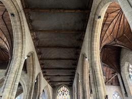 1. Disymétrie architecturale et désaxage du choeur ou de la "tête" de l'église Saint-Armel de Ploërmel, à l'instar du Temple de Karnac à Louxor ou bien du Louvre !