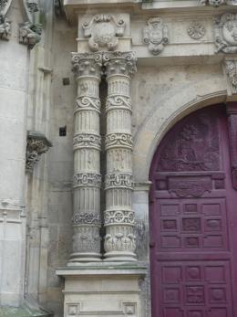 1. Colonnes du portail de l'église Saint-Martin d'Harfleur, à lire de haut en bas, vers la "fleur de Pierre"...