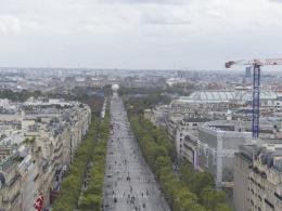 13. Il se peut que l'Arc de Triomphe soit le point du plus grand éloignement du Principe, posé de façon "antéchristique" sur l'axe métaphysique du Louvre...