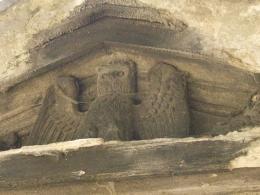 8. Athéna veille (derrière le hibou la chouette), aux aguets de qui voudra...