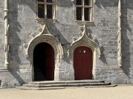 7. Entrée duelle et sortie unifiée du château de Josselin.