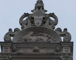 1. Mariage à trois sous l'égide de la Salamandre en façade de l'Hôtel de Than.