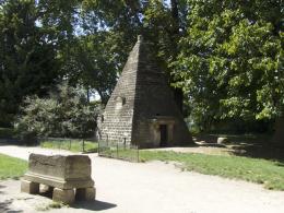 1. Les temples des anciennes civilisations sont ruinés.