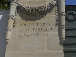 1. "Leur espoir est plein d'immortalité" : entrée du Père Lachaise et entrée en "matière" un peu ironique. Un cimetière digne de ce nom est avant tout un Memento mori (souviens-toi que tu es mortel !)