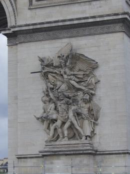 5. L'Arc de Triomphe de l'Étoile, bien qu'apparemment axé sur le Principe signifié par l'Obélisque, en usurpe surtout la puissance...