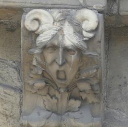 6. L'expression d'une appréhension de l'Œuvre en façade du porche d'entrée de l'Hôtel d'Escoville...